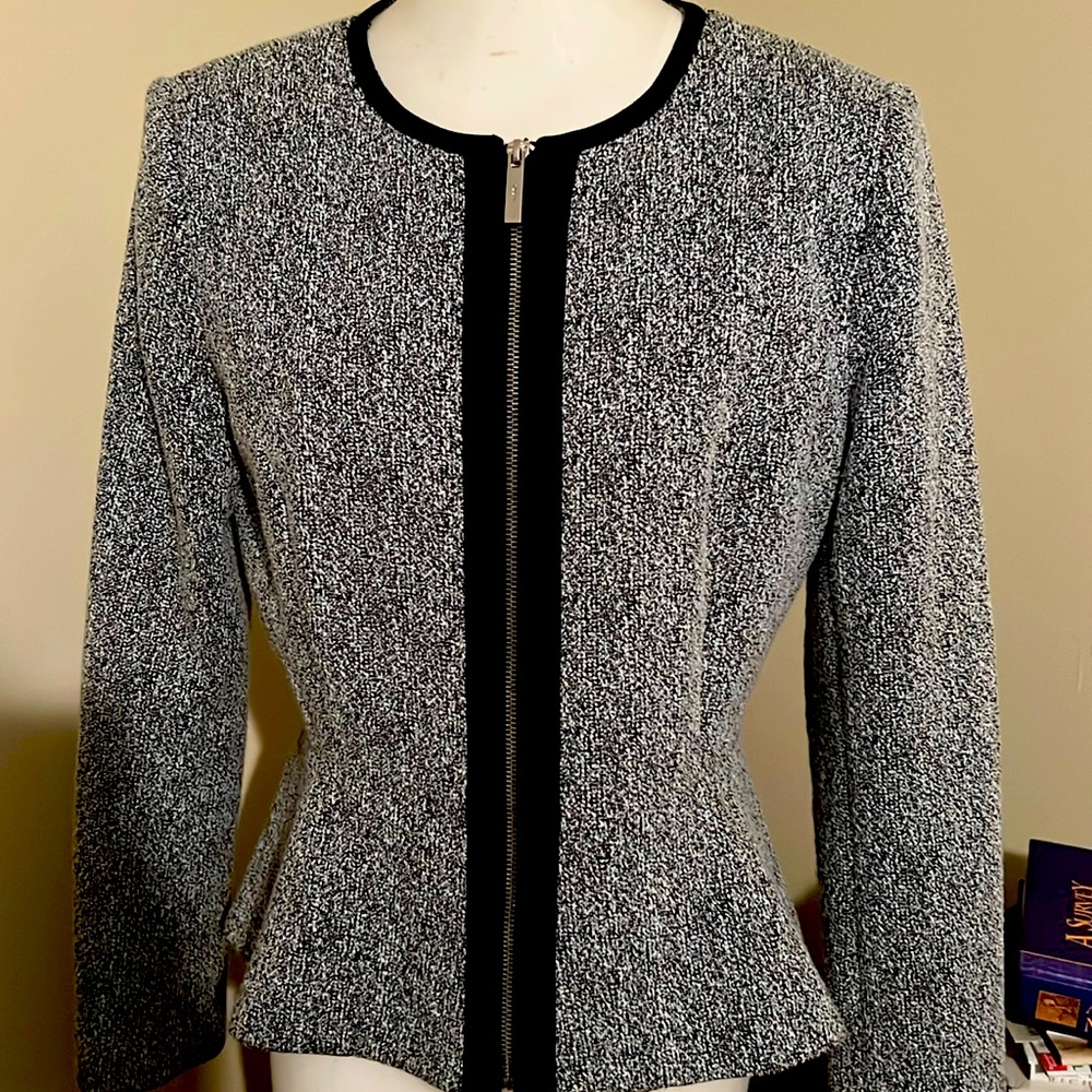 DKNY jacket, form flattering shape, zip front, Sz 10 EUC
